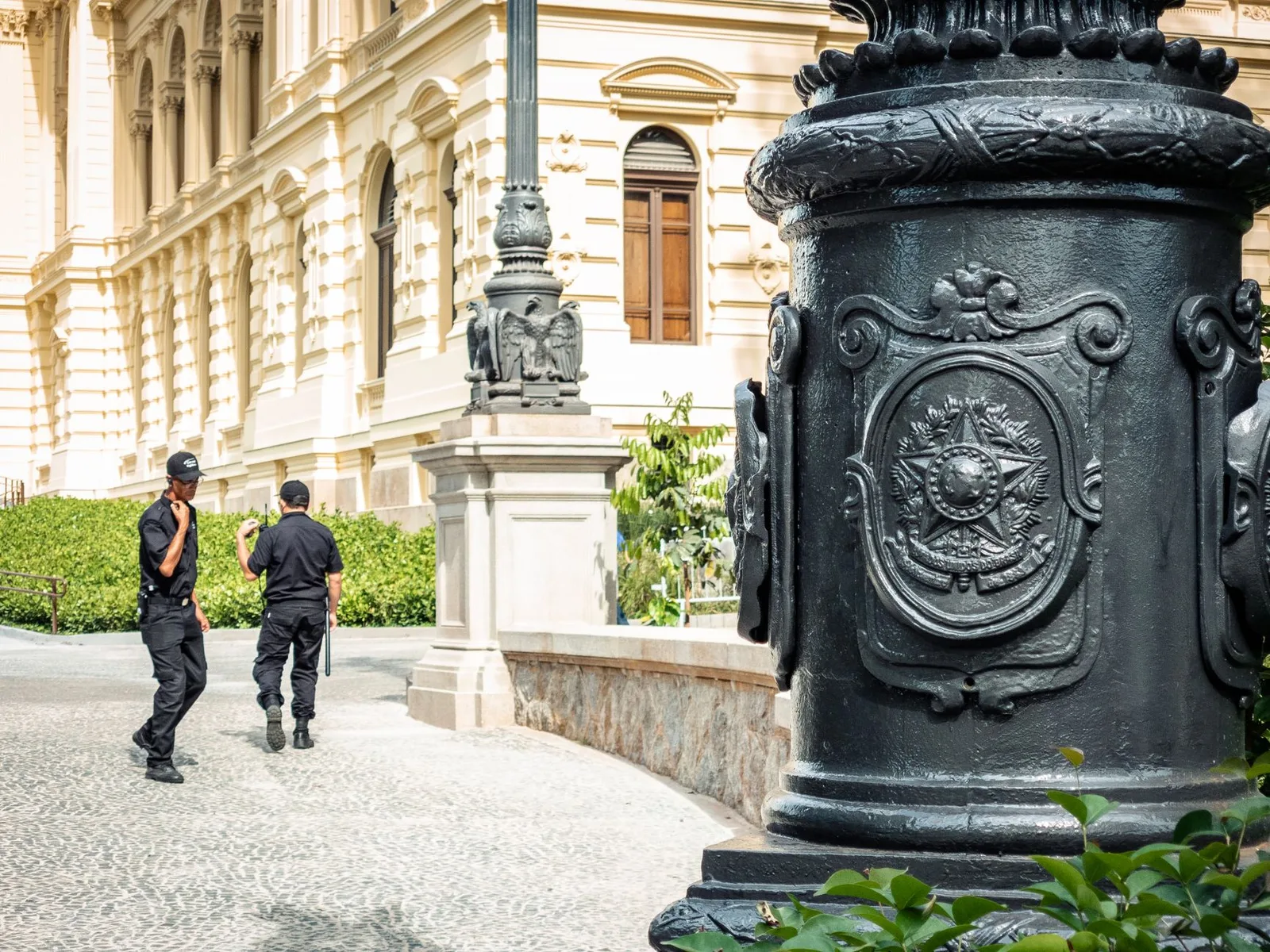Equipe em ronda externa de edifício